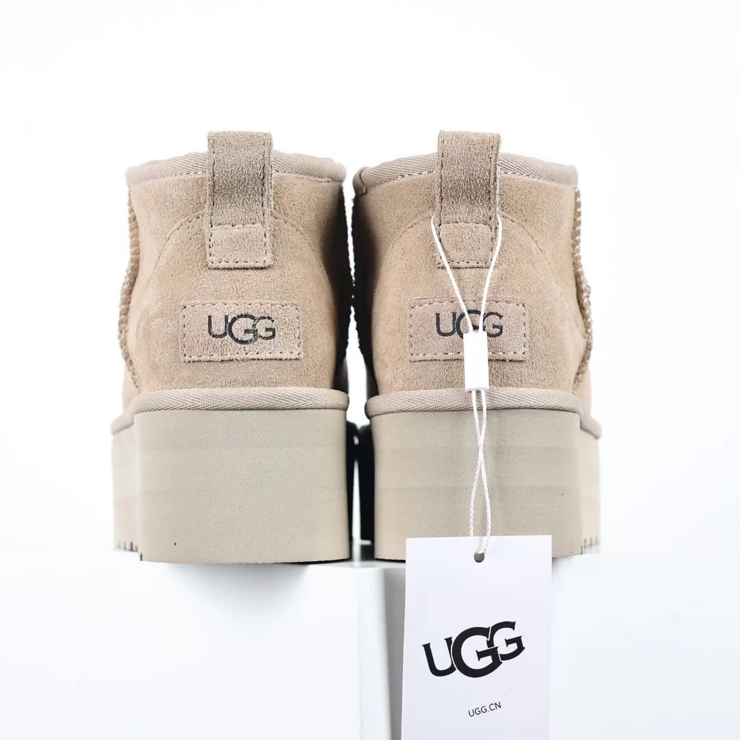 Pick up locally 💰560 Core recommended good price In the new year, uug launched a series of styles, which are partially geared towards the preferences of young consumers and have also moved to the forefront of fashion trends. Shoe body material: water-repellent coated suede upper, 17mm UGGPURE™ implantable wool insole, lightweight non-slip and comfortable rubber outsole, with brand LOGO and trademark, with full packaging Size: 35 36 37 38 39 40